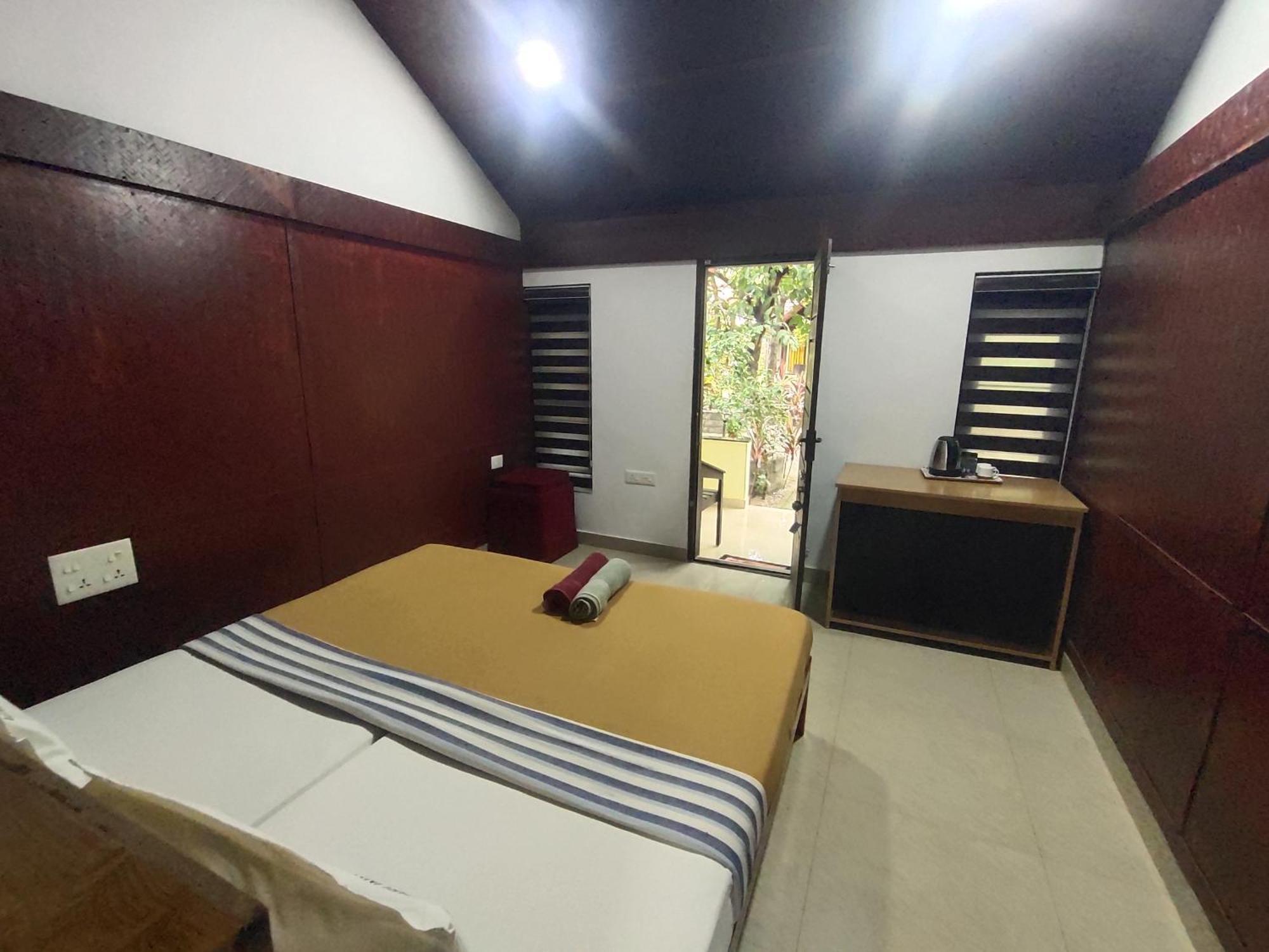 Savithri Inn Cottage Варкала Номер фото
