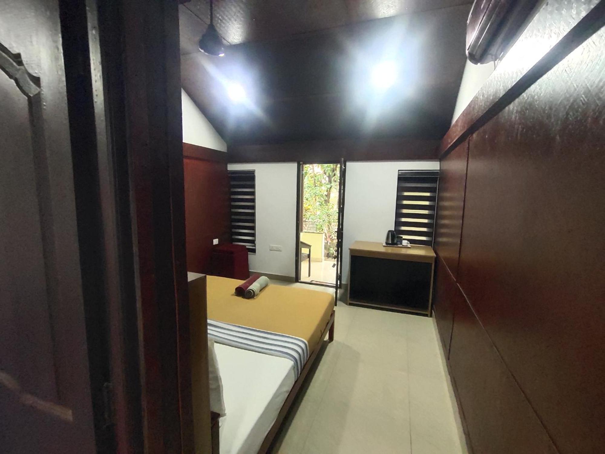 Savithri Inn Cottage Варкала Номер фото
